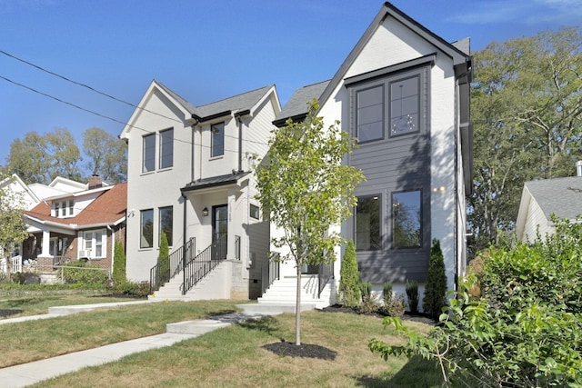 view of front of home with a front lawn