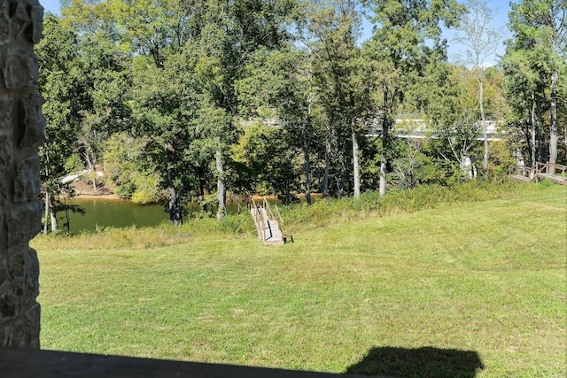 view of yard featuring a water view