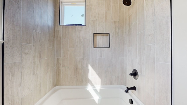 bathroom with tiled shower / bath