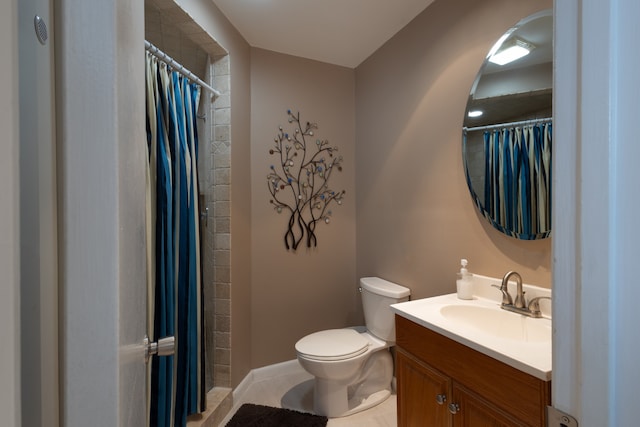 bathroom featuring curtained shower, vanity, and toilet