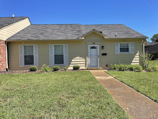 view of front of property featuring a front lawn