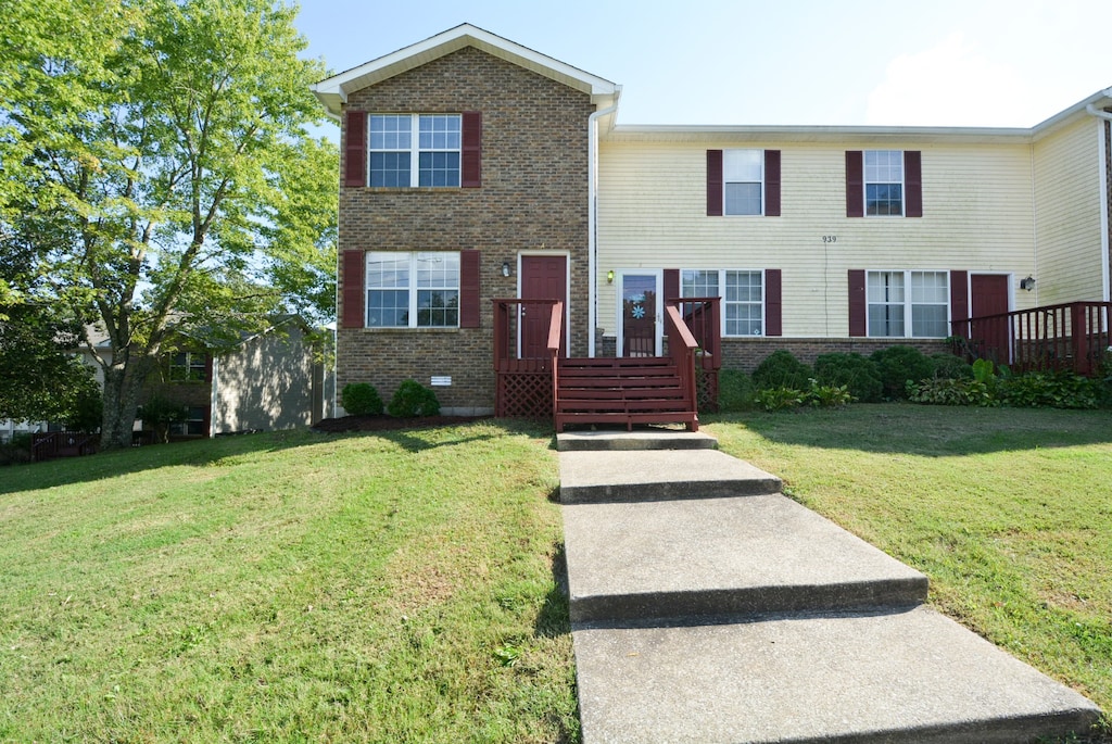 view of front of house featuring a front yard