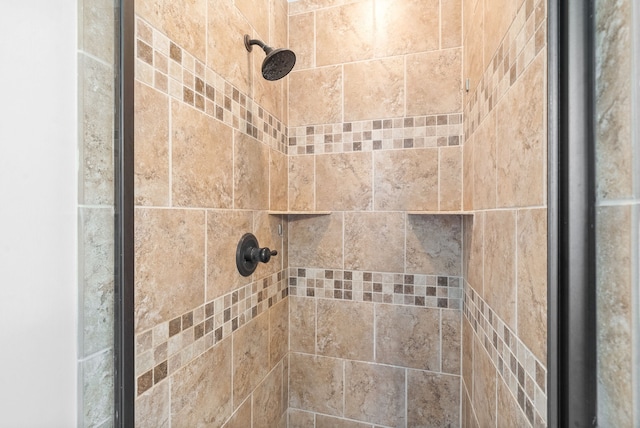 details featuring tiled shower