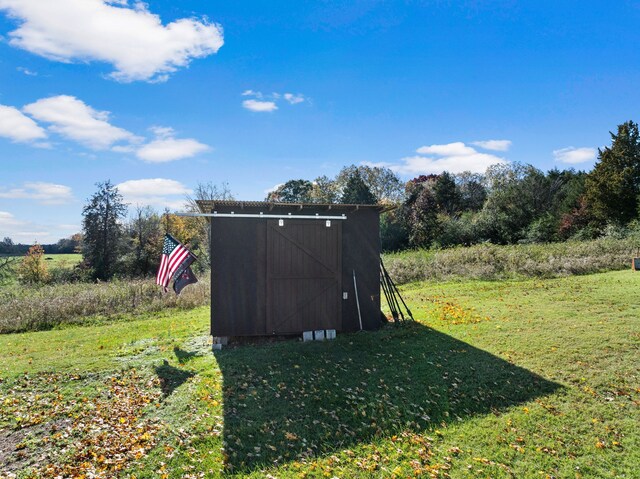 view of yard featuring a storage unit