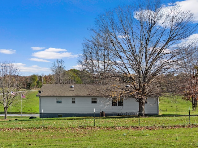 view of side of property featuring a lawn