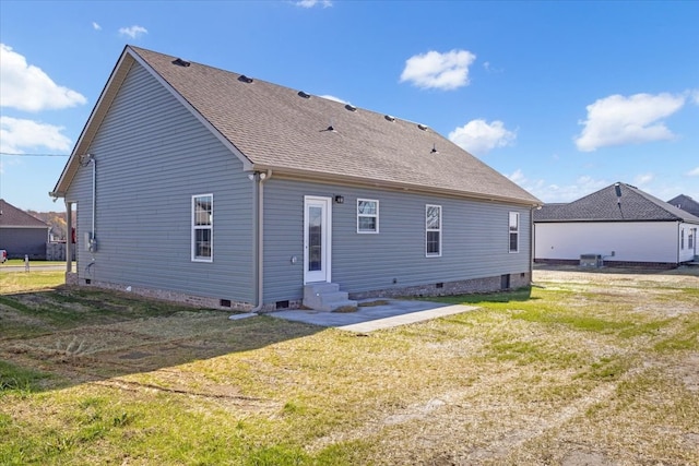 rear view of house featuring a lawn