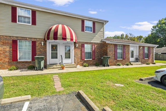 view of front of home featuring a front yard