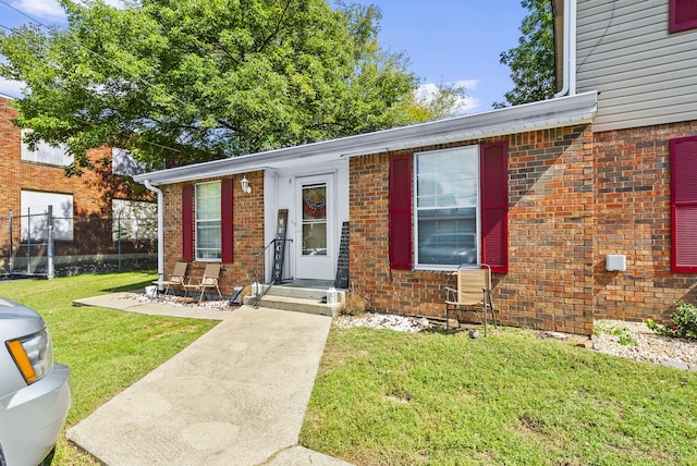 view of front of property featuring a front lawn