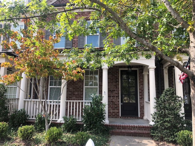 entrance to property featuring a porch