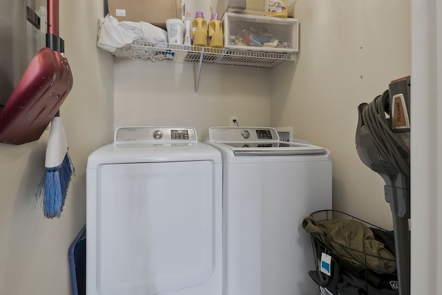 washroom featuring washing machine and clothes dryer