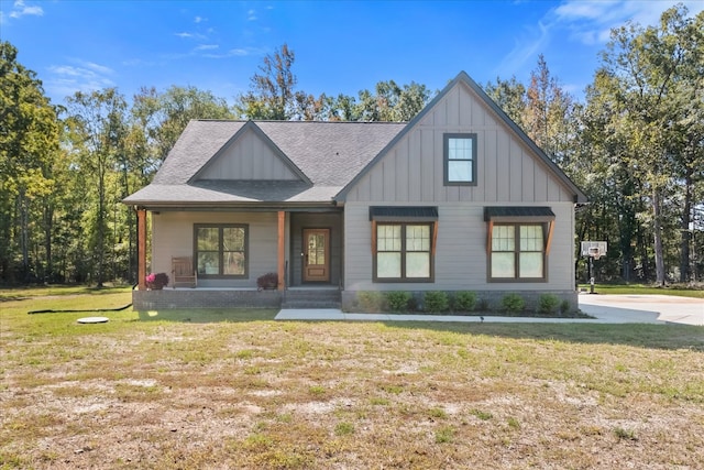 view of front of home featuring a porch and a front lawn