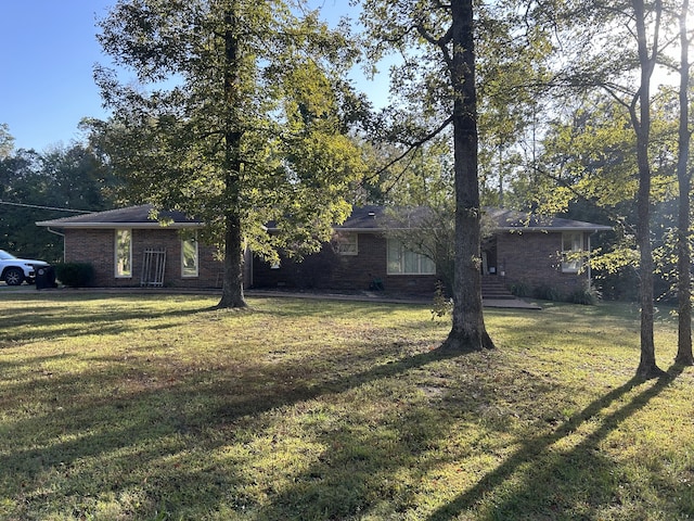 view of front of property with a front yard