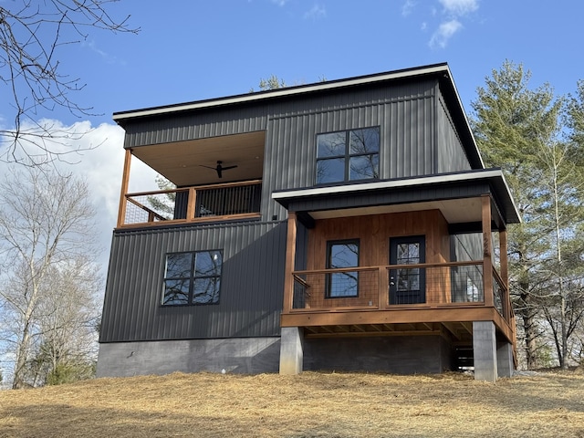 view of front of house featuring ceiling fan