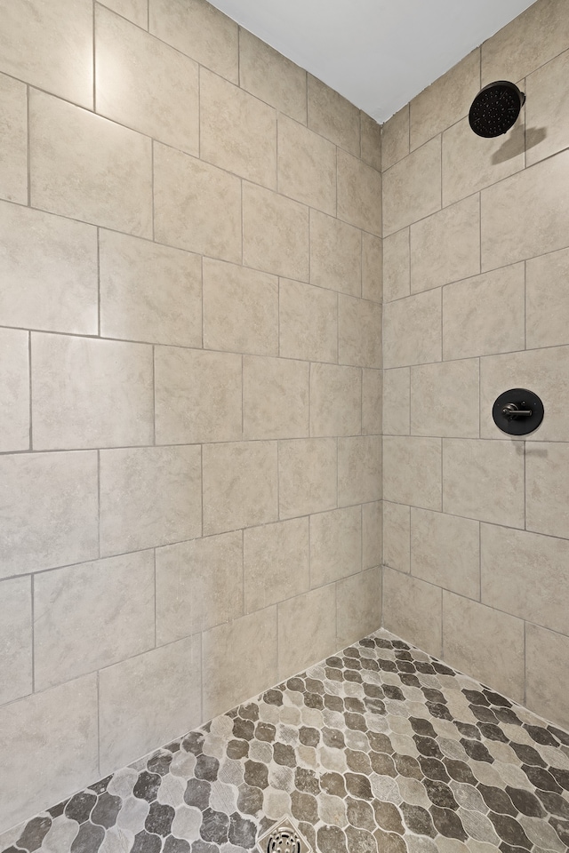 bathroom featuring tiled shower