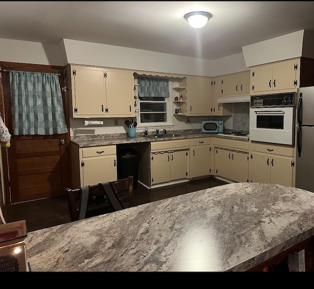 kitchen featuring cream cabinetry, stainless steel appliances, and sink