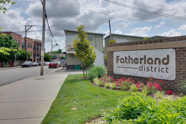 community sign with a yard