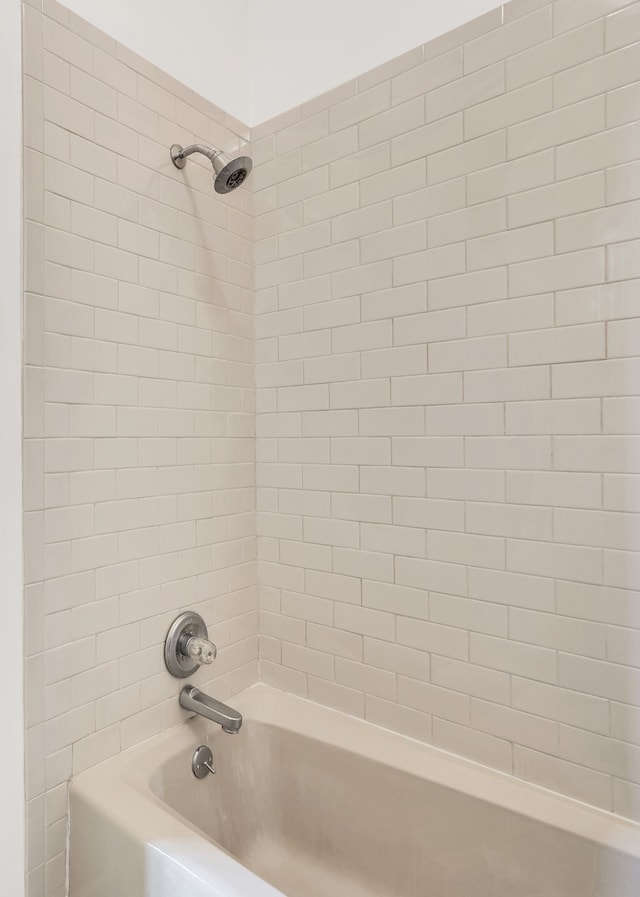 bathroom featuring tiled shower / bath combo