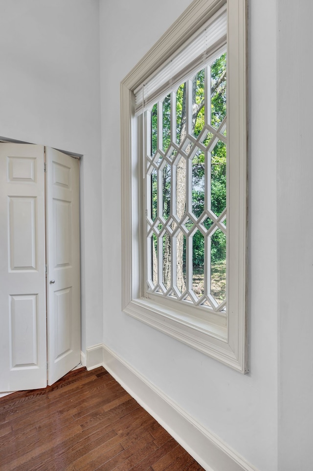 interior details with hardwood / wood-style floors