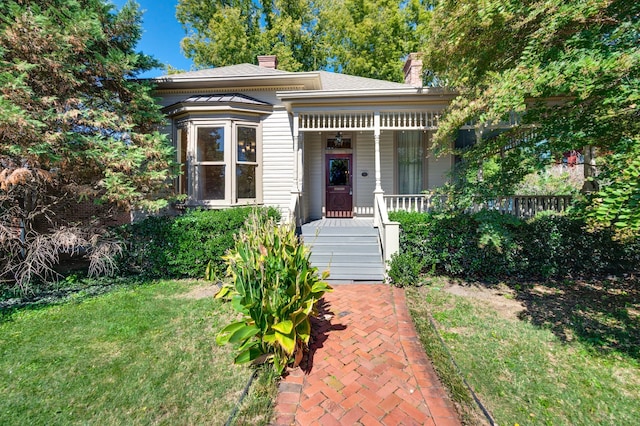 view of front of property featuring a porch and a front yard