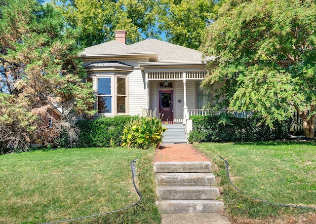 view of front of house featuring a front lawn and covered porch