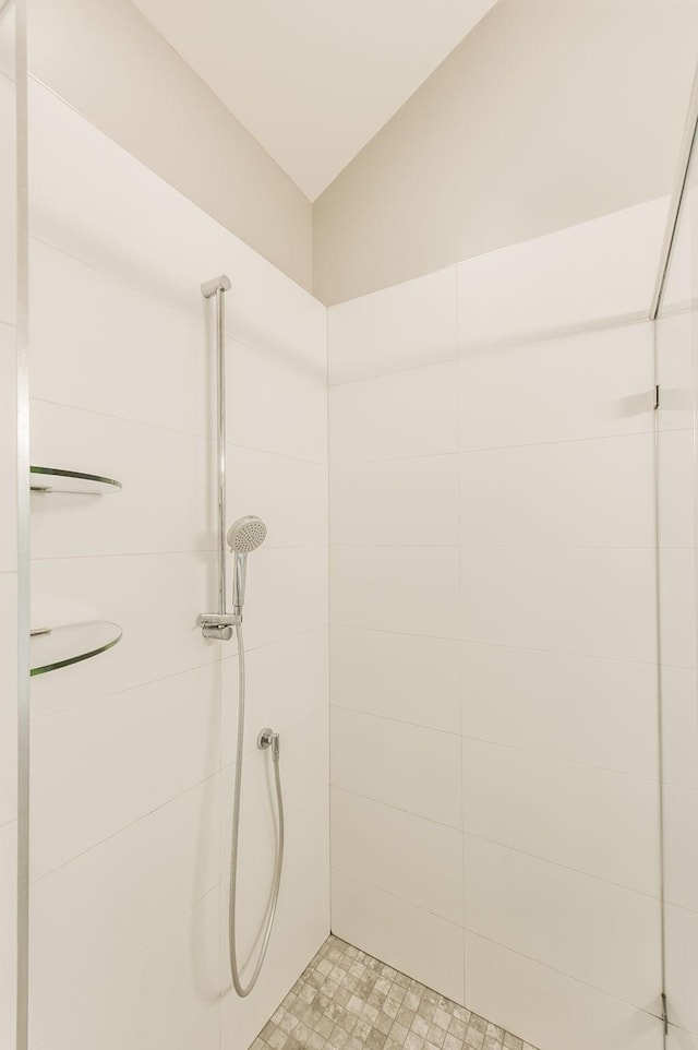 bathroom featuring tiled shower