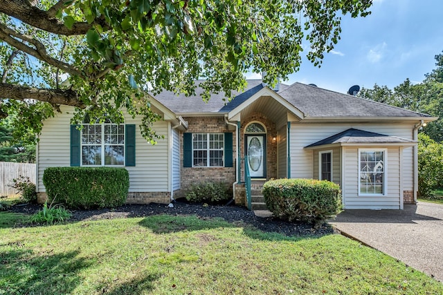 view of front facade featuring a front yard