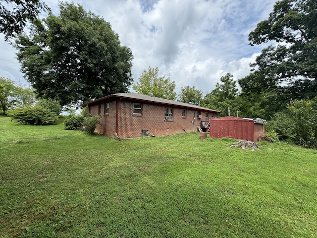 view of yard featuring a shed