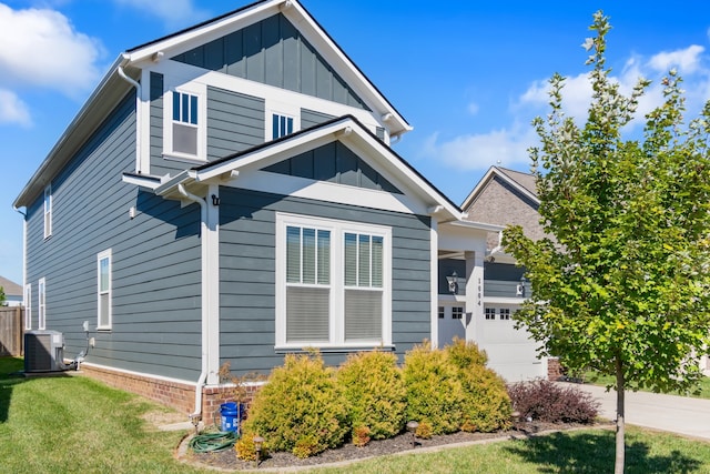 view of front of home with central air condition unit and a front yard