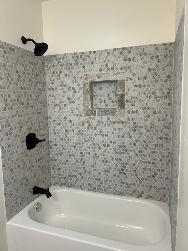 bathroom with tiled shower / bath combo