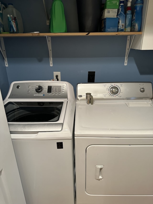 washroom featuring washing machine and clothes dryer