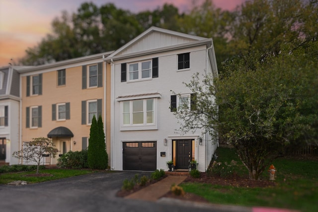 view of front facade featuring a garage