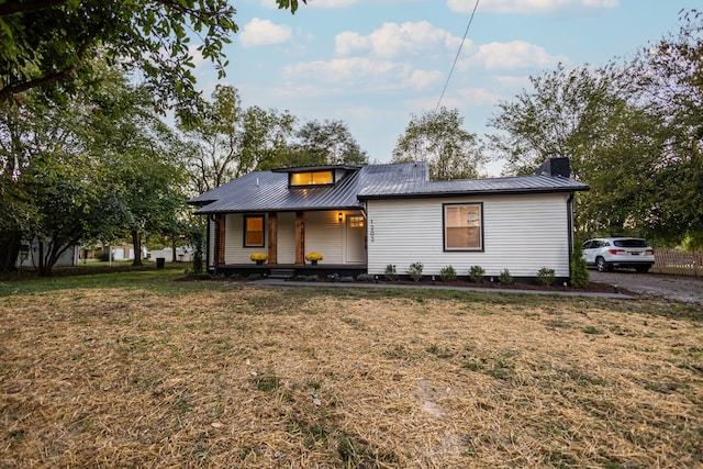 view of front of house featuring a front lawn and covered porch