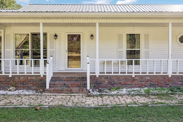 property entrance featuring a porch