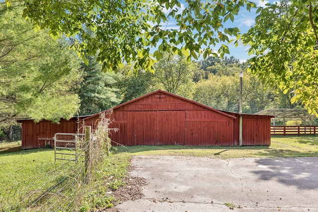 view of yard with an outbuilding