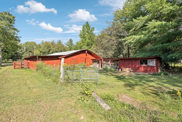 view of yard featuring an outdoor structure