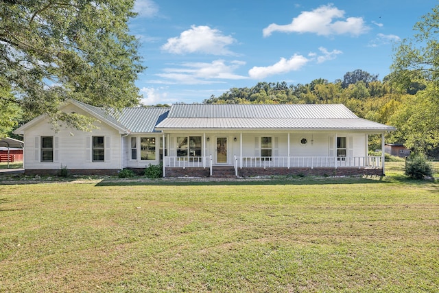 view of front facade featuring a front yard and covered porch