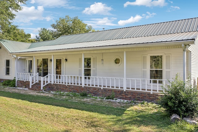 view of front facade featuring a porch and a front yard