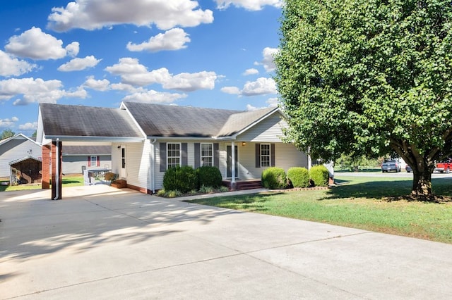 ranch-style home featuring a front lawn and a carport