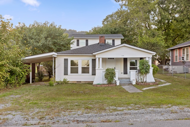 view of front of property featuring a front lawn and a carport