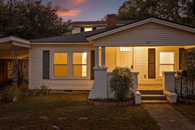 view of front of house featuring a lawn