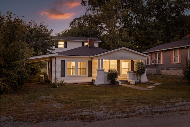 view of front of house featuring a yard