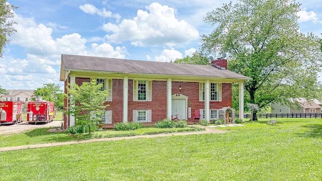 split foyer home featuring a front yard