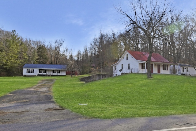 view of front facade with a front lawn