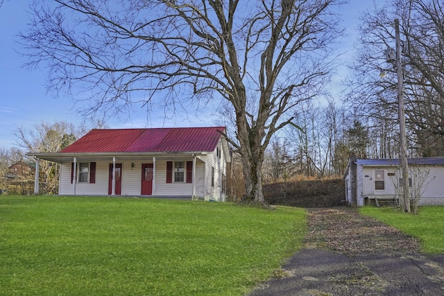 view of front facade featuring a porch and a front yard