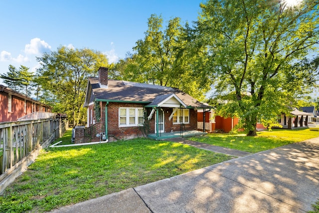 view of front of property featuring a front lawn