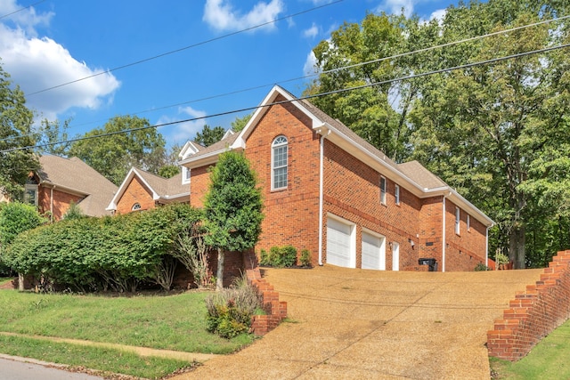 view of front of house featuring a front yard and a garage