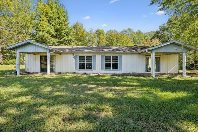 single story home featuring a front yard