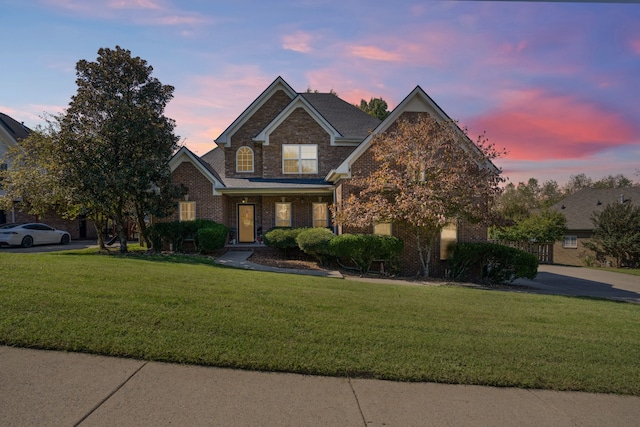 view of front of property featuring a lawn