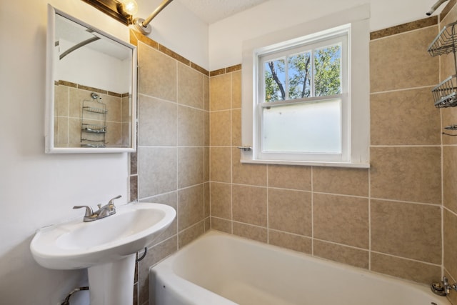 bathroom with tiled shower / bath combo