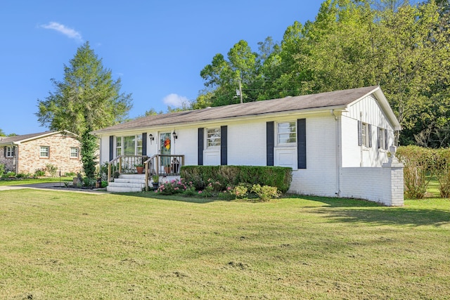 ranch-style house featuring a front lawn